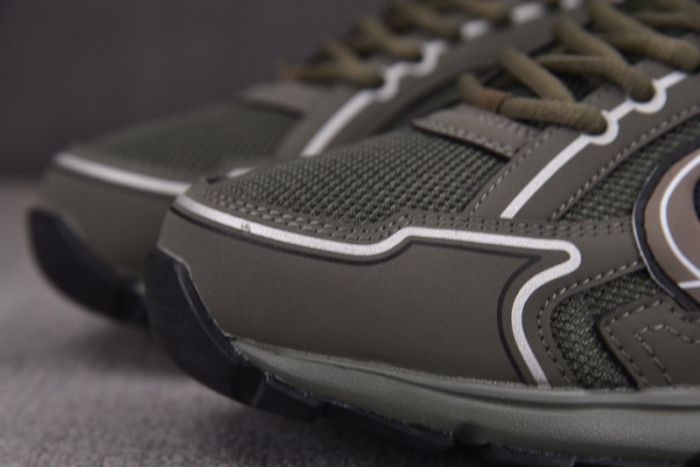 D10r b30 sneaker