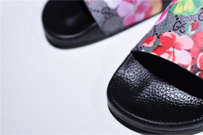 G*u*i sandals