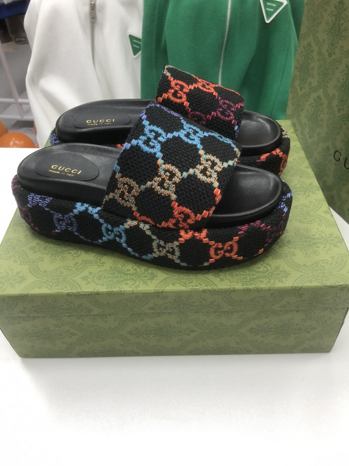 G*u*i sandals