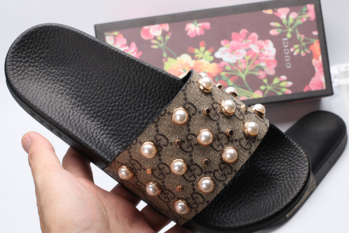 G*u*i sandals