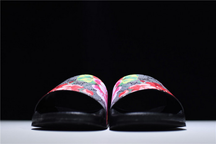 G*u*i sandals