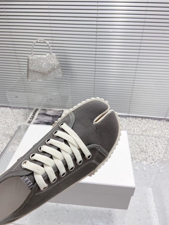 ma*s*n Ma*i*la tabi shoes