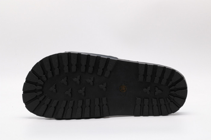 G*u*i sandals