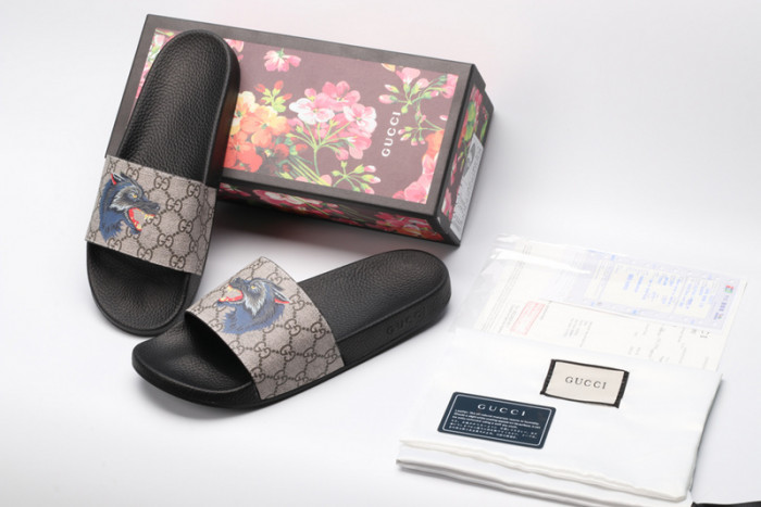 G*u*i sandals