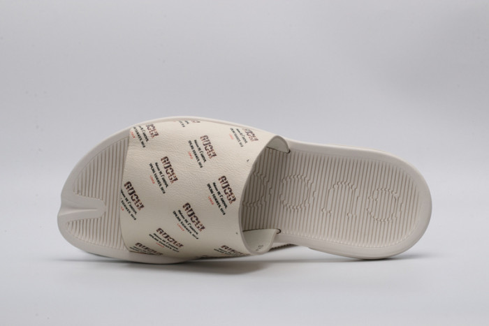 G*u*i sandals