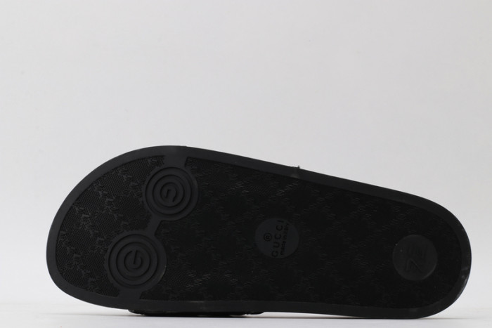 G*u*i sandals