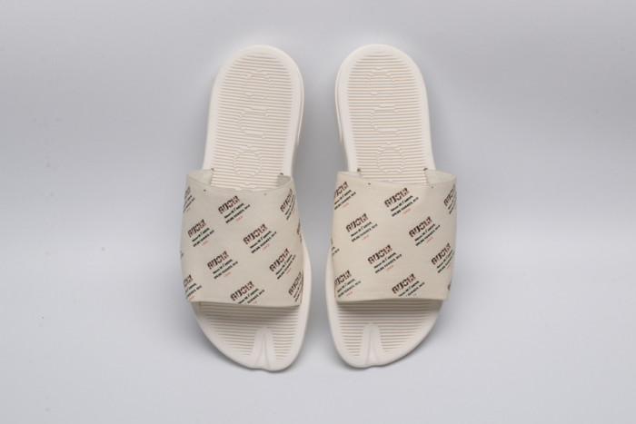 G*u*i sandals
