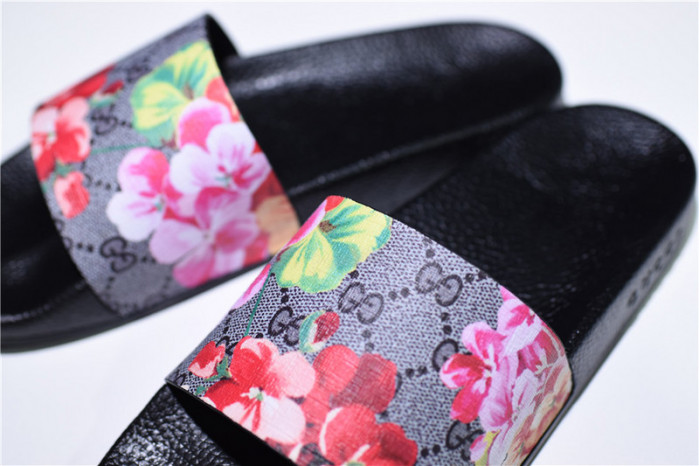 G*u*i sandals