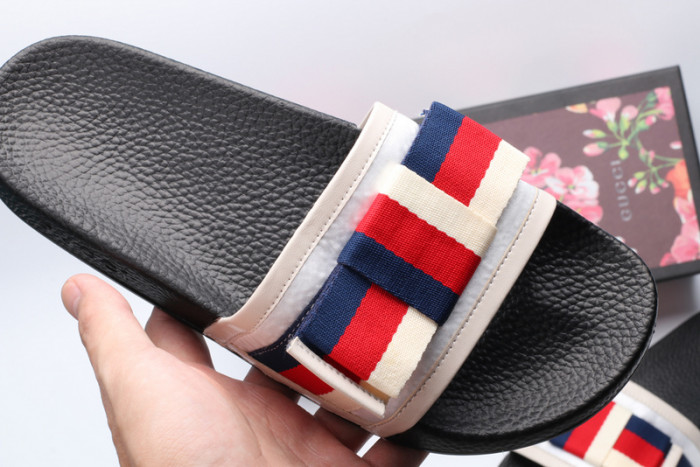 G*u*i sandals